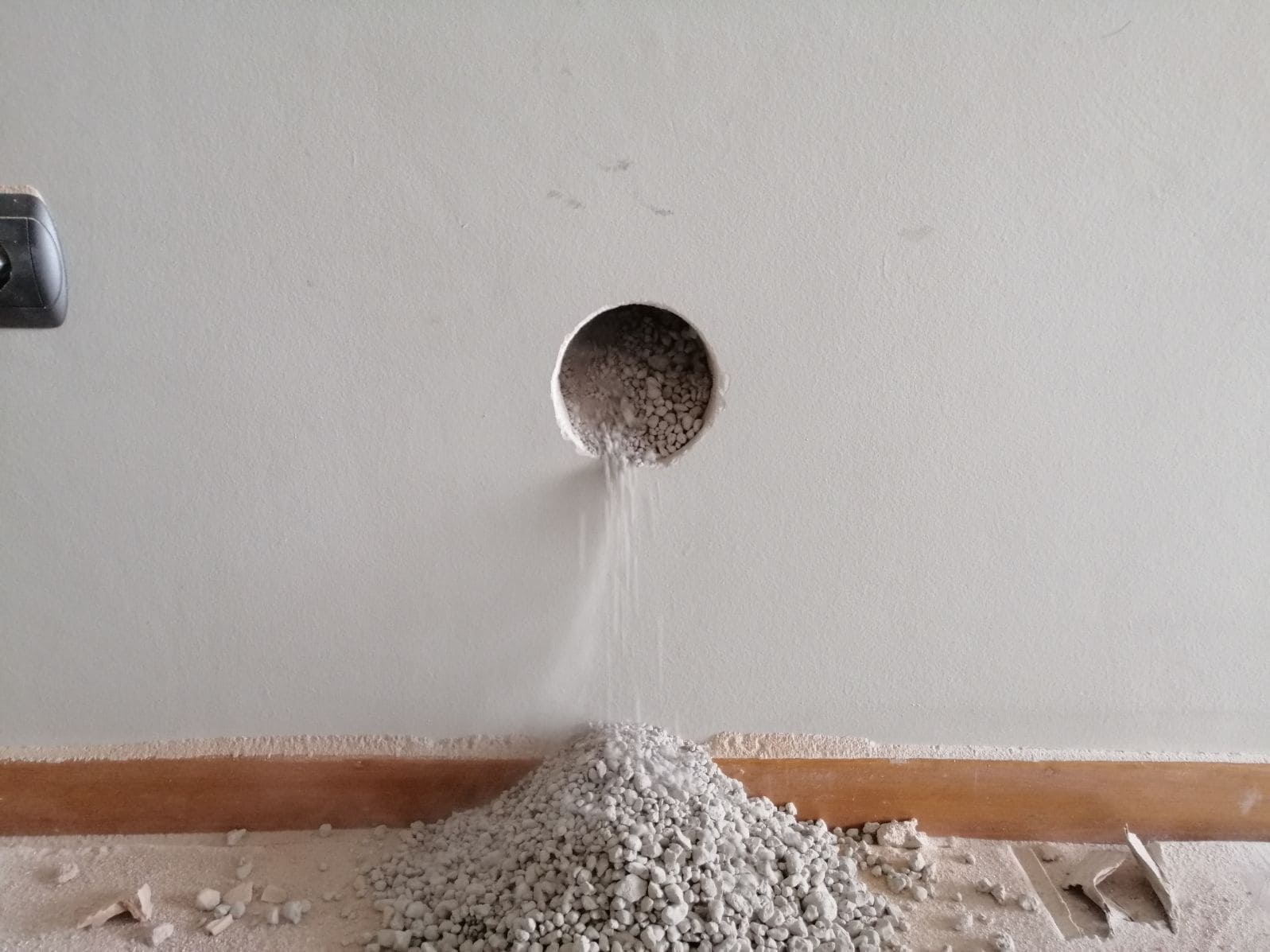 Απομάκρυνση Υπάρχουσας Ελαφρόπετρας από Τοίχο Κτιρίου του 1960